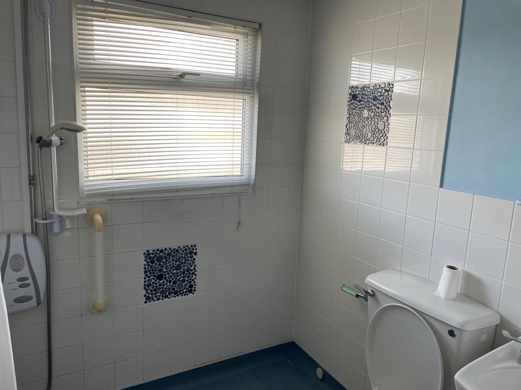 Lot: 19 - END-TERRACE HOUSE IN NEED OF REFURBISHMENT - Walk in shower unit and WC